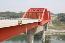 인도 없는 단양 도담삼봉 옆 삼봉대교