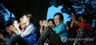 즐거워하는 호롱불 마을 주민들