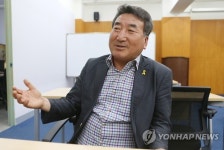 명주골학교 설명하는 박병훈 교장