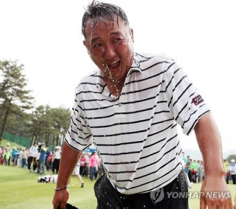 모중경 우승, 맥주축하