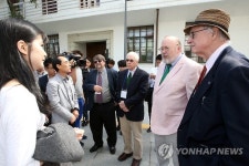 광주 청년과 대화하는 5·18 특파원