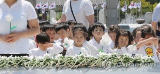 5·18묘지 참배하는 유치원생