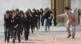 자자, 여기로