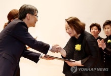 대통령 표창받는 이강원 관장