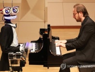 인간과 로봇의 피아노 배틀