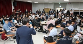 광주시민과 대화하는 5·18 특파원