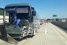 경부고속도로서 버스 중앙분리대 충돌…30여명 부상