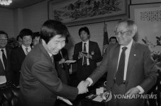 김재순 전 국회의장과 노무현 전 대통령