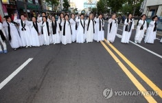 노래 부르는 오월 어머니들