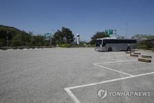 텅 빈 남북출입사무소 주차장