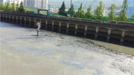 부산 동천 7년만에 바닥 드러내고 준설…악취 진동