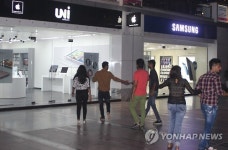 인도 번화가에 자리한 애플·삼성 스마트폰 판매점