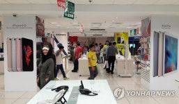 테헤란 고급 쇼핑몰의 최신 전자 매장