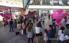 국내 첫 심야면세점 앞에 몰린 관광객
