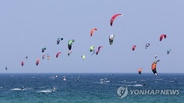 바다 위에 떠 있는 카이트 보드
