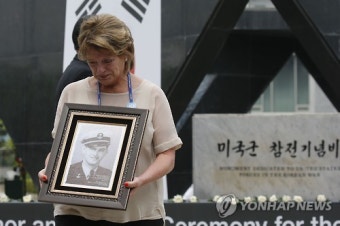 울먹이는 유족