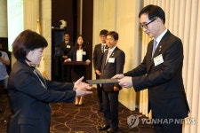 위촉장 수여하는 이준식 부총리