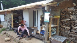孫, 향후 정치행보 질문에 먼 산…강진만 보며 盧 추모