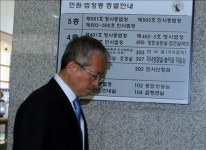 수뢰 등 혐의 파주시장 첫 공판…운수업체 대표, 공소사실 인정