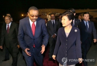 에티오피아 총리와 대화하는 박 대통령