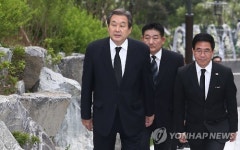 행사장 참석하는 김무성