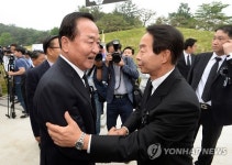 YS 묘비, 서청원과 김현철