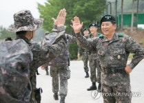 힘들었지~ 김영식 대장, 천리행군 장병 격려