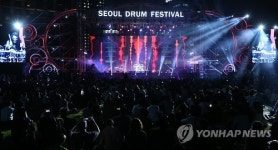 드럼 연주의 열기속으로