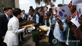 학용품 선물하는 박 대통령