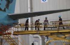 보잉 737기 정비중인 대한항공 정비사들