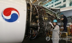 엔진 정비중인 대한항공 정비사들
