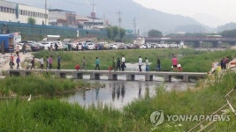 전주천 노점 오가는 인파들