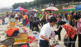 전주천변 노점서 장보는 인파들