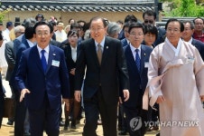 하회마을 둘러보는 반기문