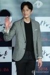 포즈 취하는 권율