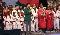 문화공연 격려사하는 박 대통령