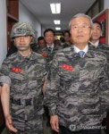 해병 제2사단장과 환담장 향하는 김종인