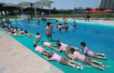 물놀이하다 햇볕쬐는 어린이들