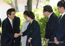 황 총리, 광복70주년 기념사업 관계자와 악수