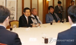 황 총리, 광복70주년 기념사업 관계자와 오찬