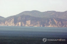 백령도서 바라본 북한 장산곶