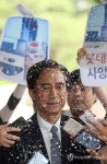항의받는 노병용 대표