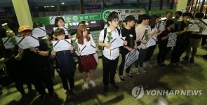 승강장을 바라보고 선 시민들