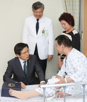환자와 보호자 위로하는 황 총리