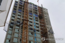 아파트 공사현장 19층서 추락