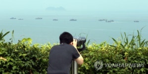 중국어선 관측하는 관광객