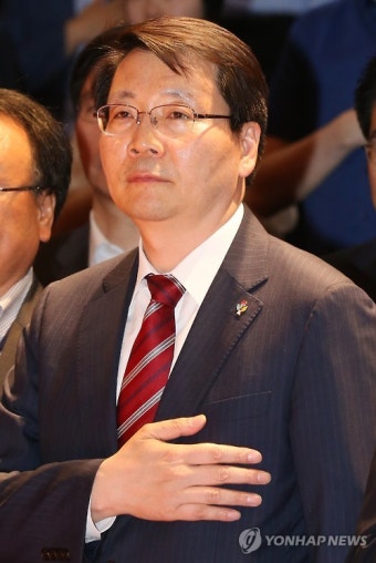 국민의례하는 통일부 차관
