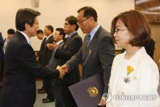 황 총리, 광복70년 기념사업 유공자 포상