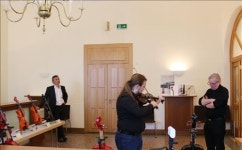 낮에는 농기구 저녁엔 악기…18년째 현악기 깎는 박경호씨