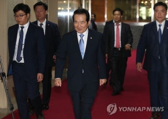 직원들과 인사하는 정세균 의장
